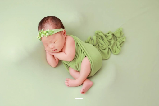 代怀包生男孩医院宝宝拍嗝吐奶 代怀包生男孩医院宝宝拍嗝吐奶